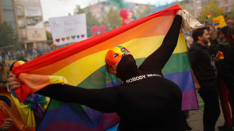 Így erőltetné át Brüsszel a „szivárványcsaládok” elismerését minden EU-s tagállamra