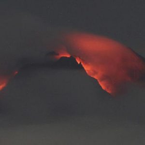 Menekülnek a Semeru vulkán környékéről a helybeliek