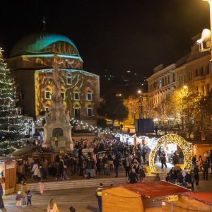 Ünnepi díszbe öltözött a belváros, megnyílt az idei adventi vásár