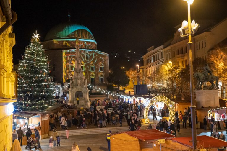 Ünnepi díszbe öltözött a belváros, megnyílt az idei adventi vásár