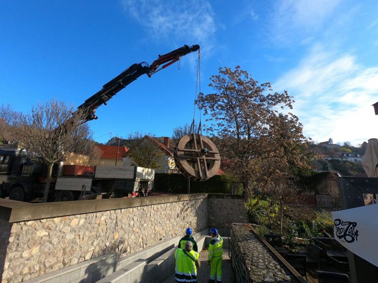 Visszakerült a helyére a tettyei malomkerék