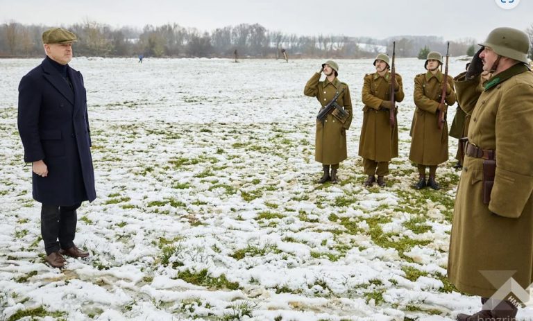 A hősökre emlékezni kell, de nem így!