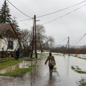 Áradó folyók utakat zártak le, családokat telepítettek ki