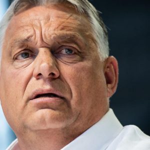 Egy amerikai hírügynökség szerint Orbán Viktor miatt Magyarországot ki kell zárni a NATO-ból