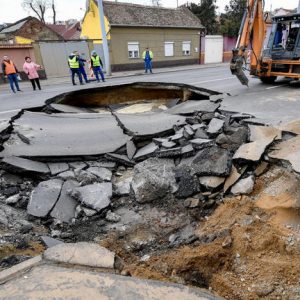 Elnyelt a föld egy autót Debrecenben, beszakadt alatta az út