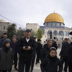 Fenyegető üzenetváltást gerjesztett egy izraeli miniszter templom-hegyi látogatása