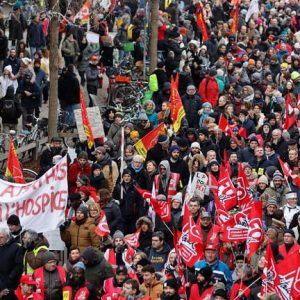 Megbénították Franciaországot a nyugdíjreform ellen tiltakozók