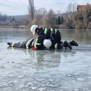 A tó jegéről mentettek, hogy hősöket neveljenek