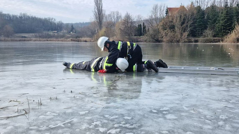 A tó jegéről mentettek, hogy hősöket neveljenek