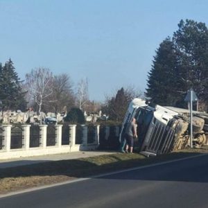 Árokban landolt a kamionnal a figyelmetlen sofőr