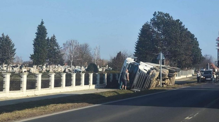 Árokban landolt a kamionnal a figyelmetlen sofőr