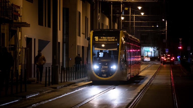 Balesetveszélyes, ha a hajléktalanok miatt nyomkodják a vészjelzőt az utasok