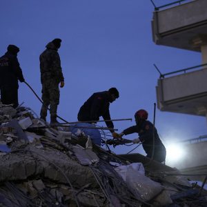 Elsírta magát a magyar mentős, több mint tíz óra után sikerült megmenteni egy török kislány életét