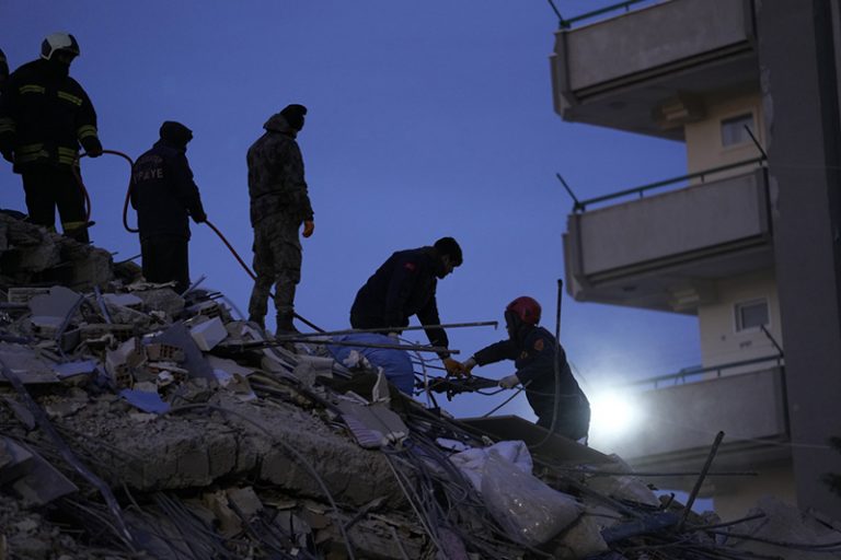 Elsírta magát a magyar mentős, több mint tíz óra után sikerült megmenteni egy török kislány életét