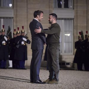 Francia képviselők követelik, hogy Macron vonja vissza Putyin Becsületrendjét