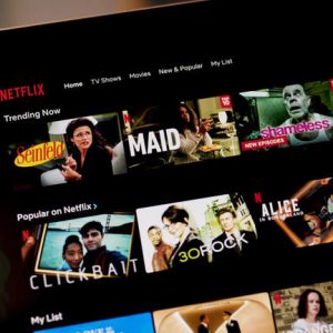 Így bünteti majd a Netflix azokat, akik megosztják a jelszavukat