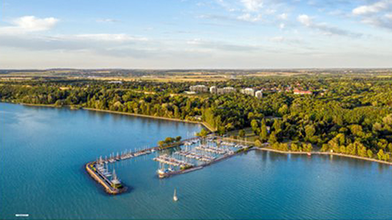 Ismét veszélyben a balatonaligai magaspart – a fürdőegylet perel, az önkormányzat nem