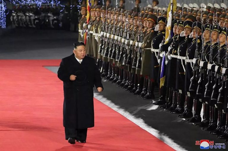 Kim Dzsongun is jelen volt az észak-koreai jubileumi katonai díszszemlén