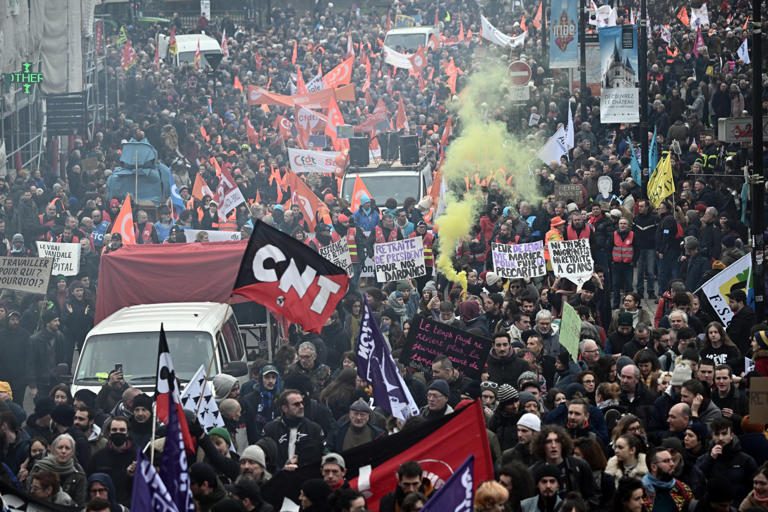 Leállt a vasút, bezártak az iskolák országos sztrájk van Franciaországban