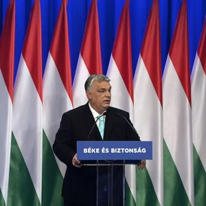 Orbán Viktor a honvédelmi miniszter tartsa szárazon a puskaport