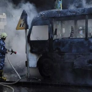 Pokolgép robbant egy rendőröket szállító busz közelében