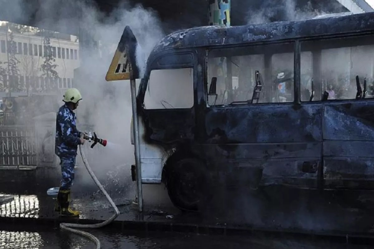 Pokolgép robbant egy rendőröket szállító busz közelében