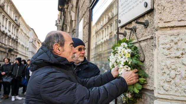 Szülőházánál emlékeztek meg a 66 éve elhunyt Neumann Jánosról