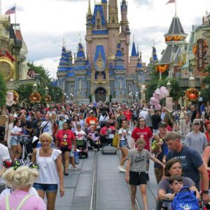 Trump republikánus ellenfele harcba szállt a floridai Disney-park ellen