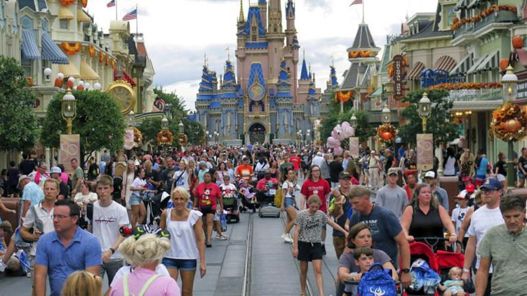 Trump republikánus ellenfele harcba szállt a floridai Disney-park ellen