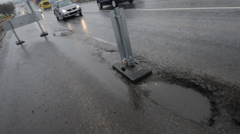 Tudtad, hogyan keletkeznek a kátyúk, és miként javítják ki télen