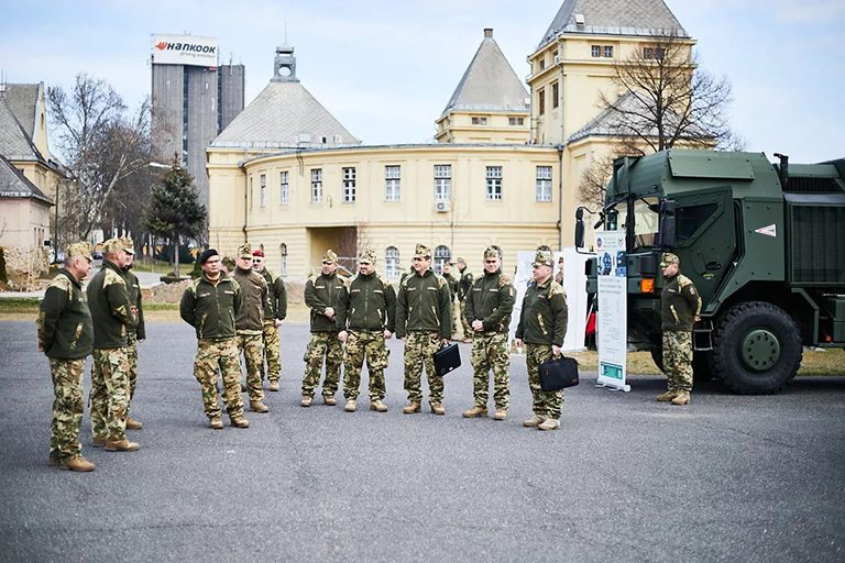 A Petőfi laktanyába látogattak a felsővezetői tanfolyam hallgatói