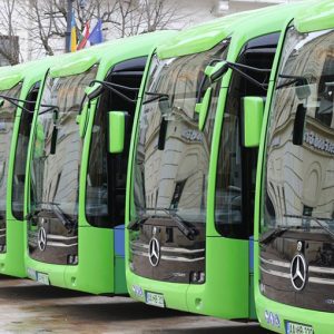 A Széchenyi téren adták át a város új elektromos buszait