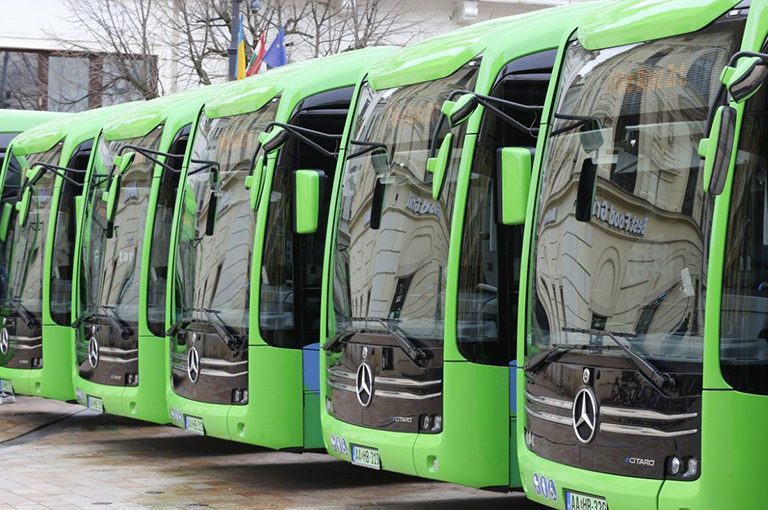 A Széchenyi téren adták át a város új elektromos buszait