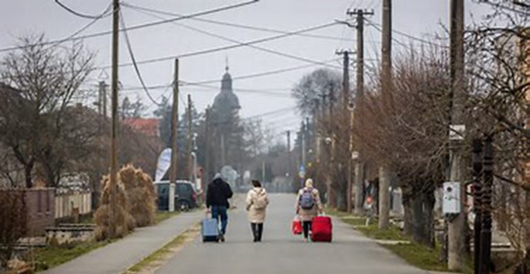 A kettévágott magyar falu, amelynek egyik fele háborúban van