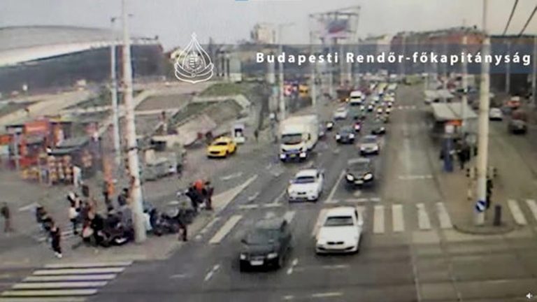 A rendőrség kiadta a videót a budapesti tömeges gyalogosgázolásról