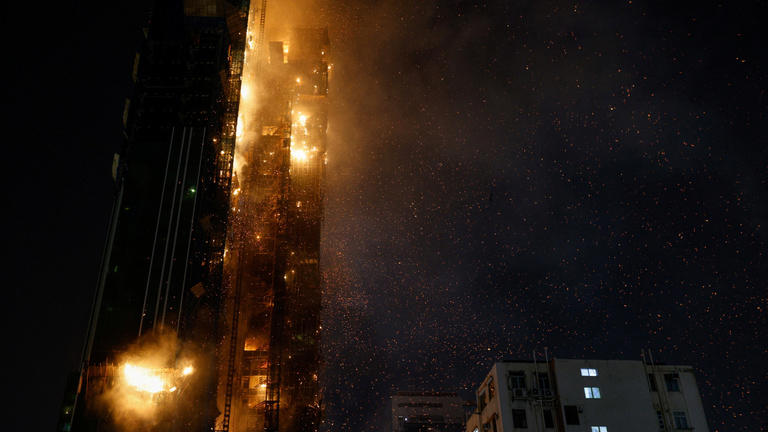 Hatalmas lángokkal égett egy felhőkarcoló Hongkongban