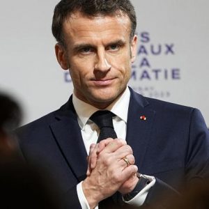 Macron és kormánya túlélte a bizalmatlansági szavazást