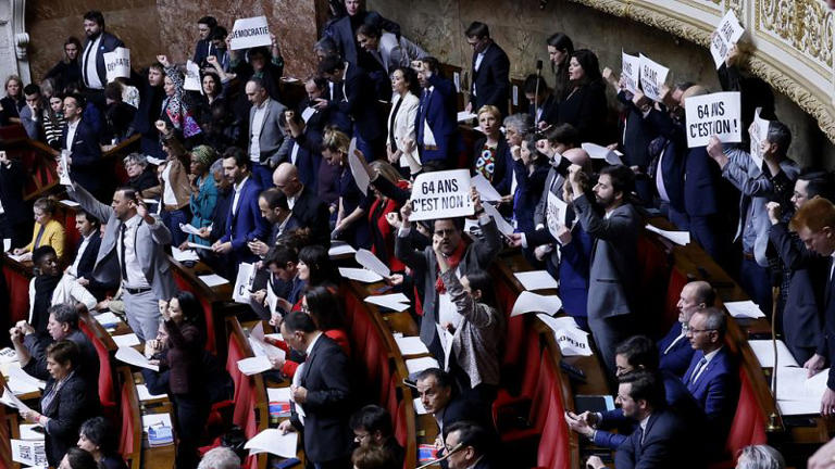 Megkerülték a képviselőket, elnöki jogkörben fogadják el a francia nyugdíjreformot