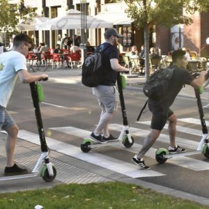 Úgy néz ki, a kerékpárokhoz sorolják a KRESZ-ben az elektromos rollereket