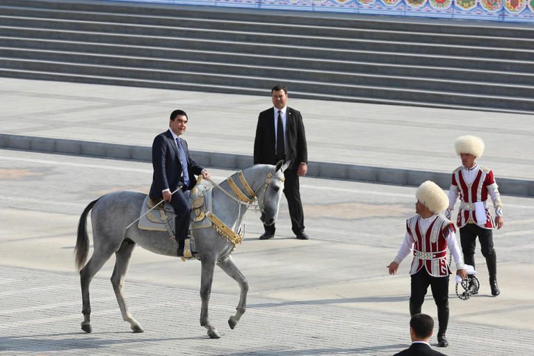 A türkmén nemzet nagy Védelmezője megbánta, hogy átadta fiának a hatalmat, így hát igyekszik visszaülni a trónra