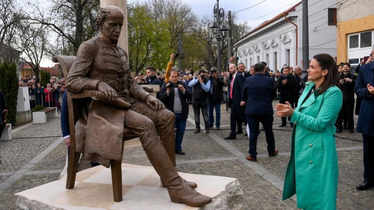 Áll a bál Romániában, le akarják bontani a Novák Katalin által felavatott szobrot