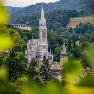 Lourdes, ahol harmincnyolc nemzet katonája imádkozik a békéért