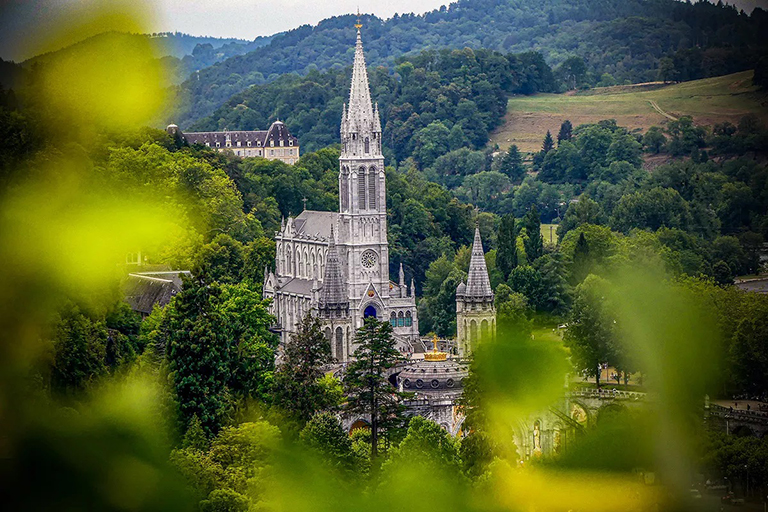 Lourdes, ahol harmincnyolc nemzet katonája imádkozik a békéért