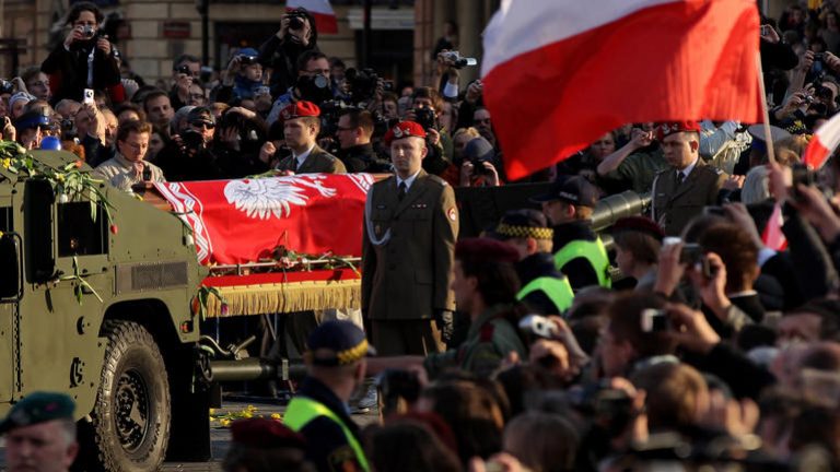 Merénylet miatt vizsgálják a lengyel elnök lezuhant gépének tragédiáját