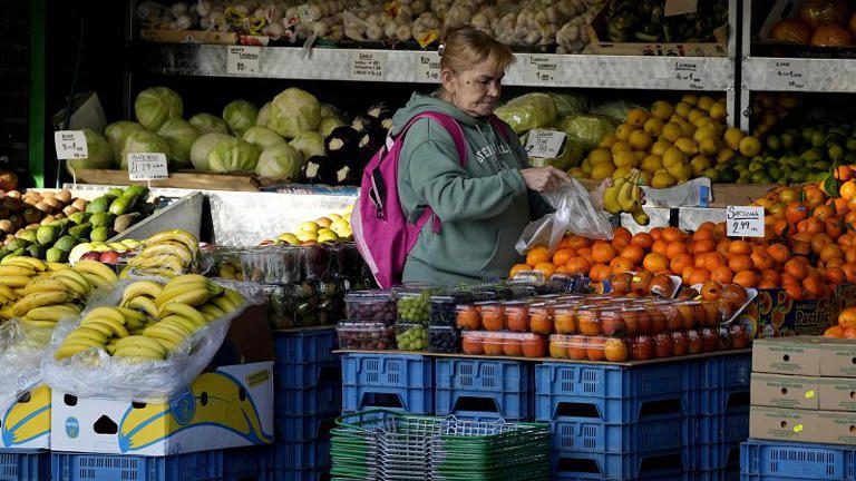 Rohamosan csökken Európában a vásárlóerő, a szakértők rendkívüli intézkedéseket kérnek