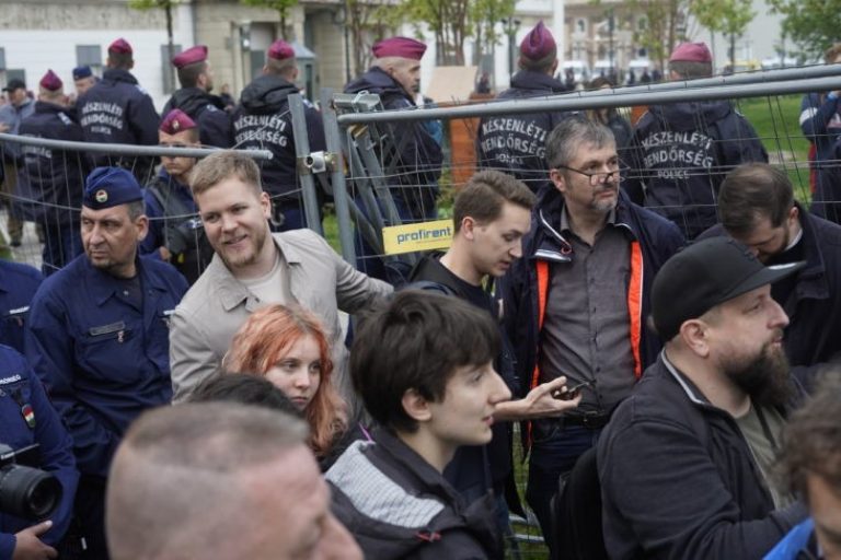 Ébresztő, tisztelt pedagógusok, a magukéval verik a csalánt!