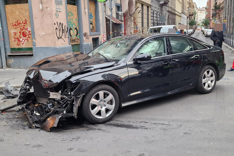 Balesetet szenvedett a lengyel nagykövet Budapesten, trolibusznak ütközött az autójával