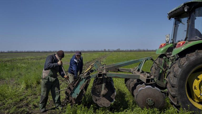 Életük árán is aknamentesítik a termőföldeket az ukrán gazdák