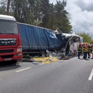 Kamionnal ütközött egy magyar nyugdíjasokat szállító busz Szlovákiában