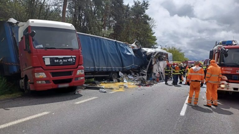 Kamionnal ütközött egy magyar nyugdíjasokat szállító busz Szlovákiában